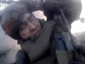 🔴 UKRAINE WAR – Russian Mechanized Assault Unit Records Itself Being Hit by Ukrainian FPV Ambush