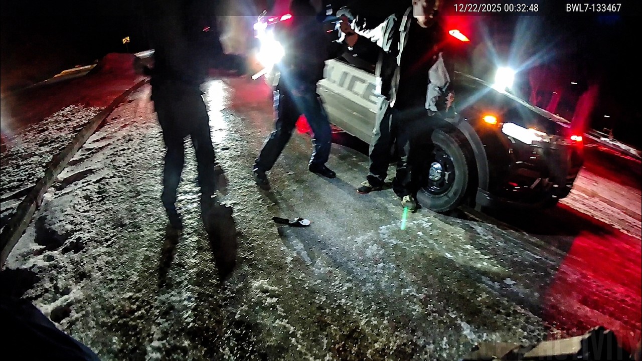 Suspect With Knife Defeats Taser Attempts During Struggle With Officers