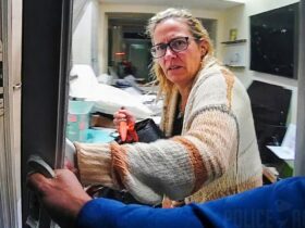 Woman Calls 911 for Heart Attack Then Charges Officers With Knife