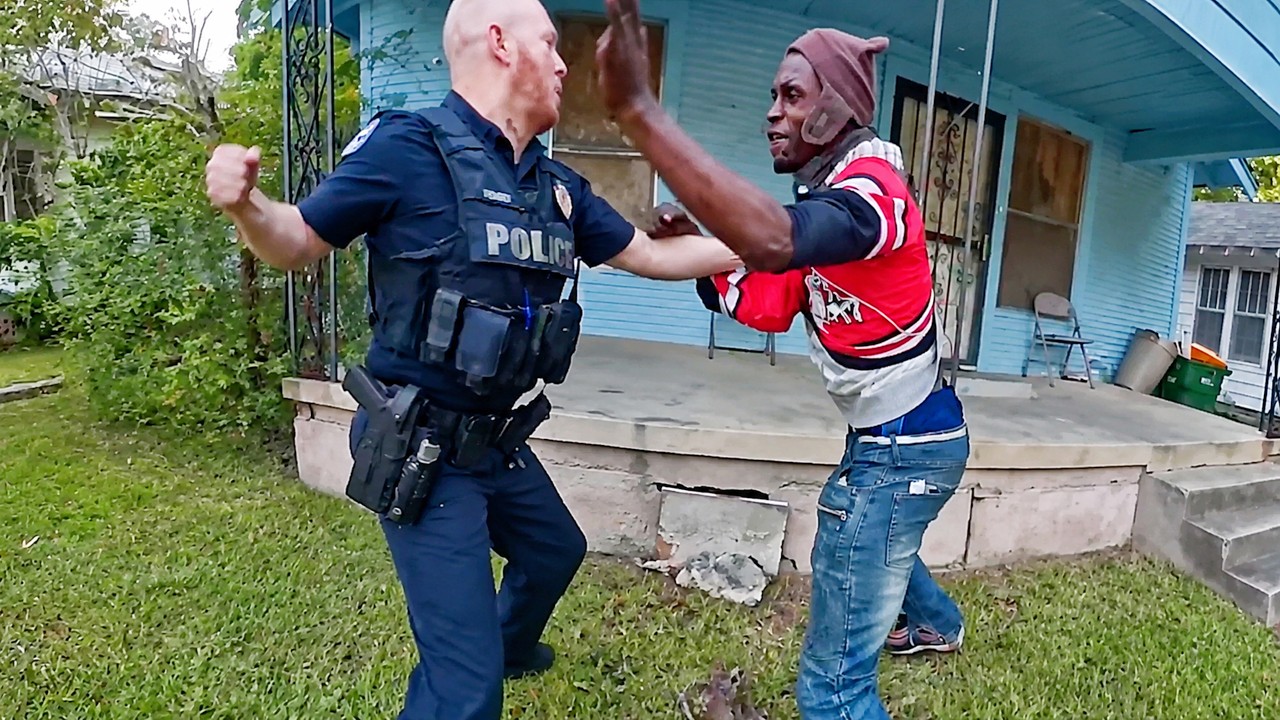 Female Officer Challenges Suspect To Fight Before Chaotic Arrest