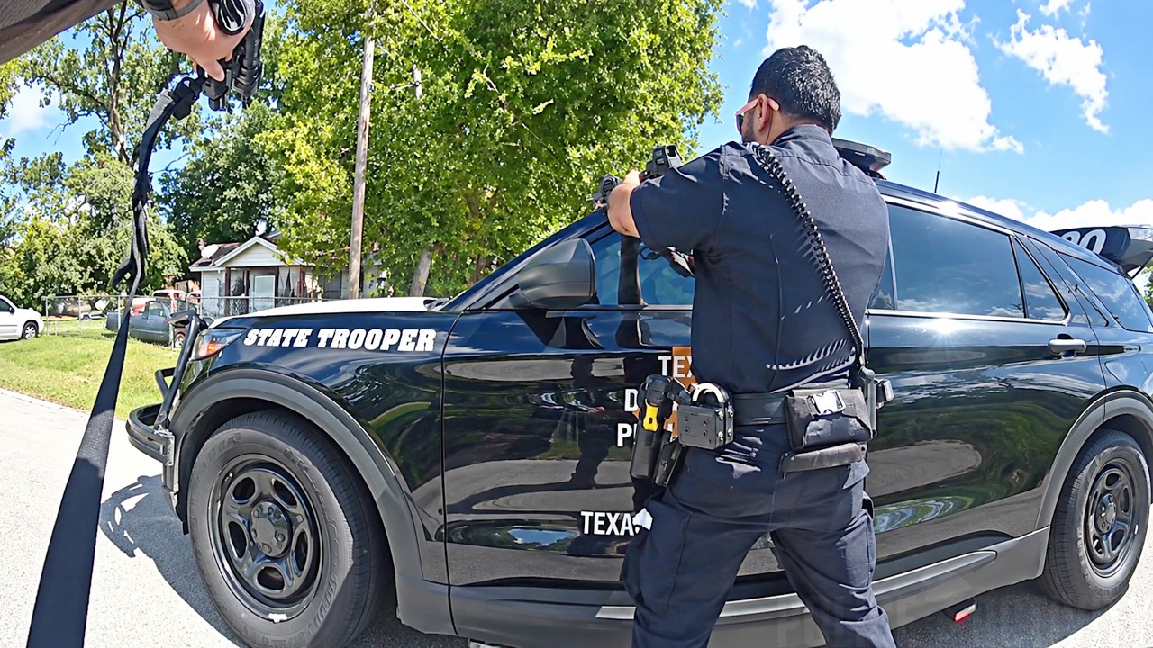 Houston Officers Shoot Man Armed With Rifle on Front Porch